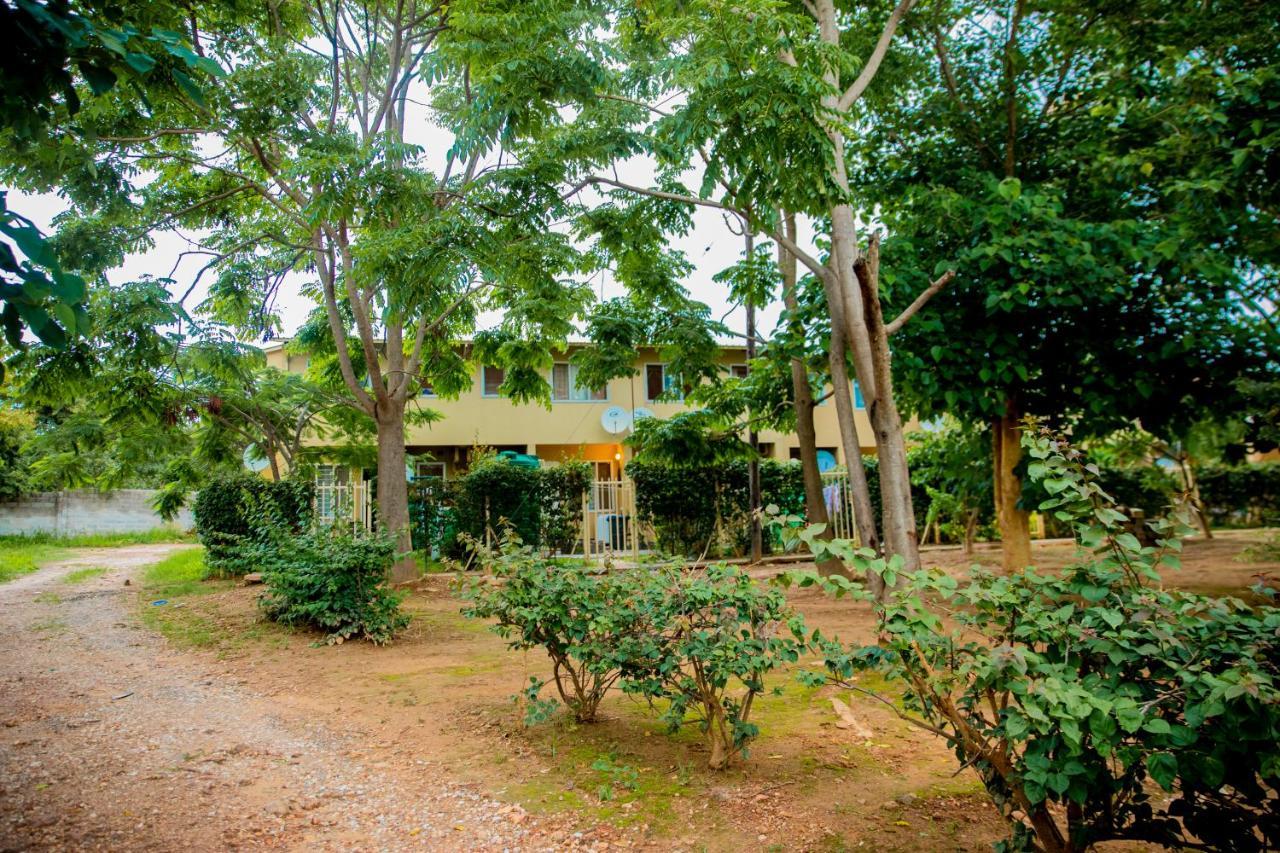Sanctuary Aparthotel-Ac-Garden- Solar-Wi-Fi -Firepit-Park-Carport Lusaka Exterior photo